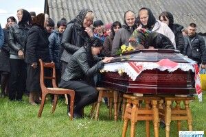 На Волині в останню дорогу провели солдата, якого не вдалося врятувати через тяжкі поранення (Фото)