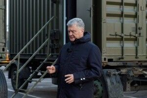 Порошенко везе техніку військовим, які воюють на південному фронті