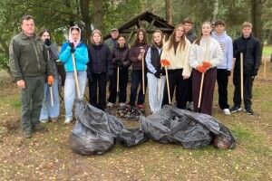 Школярі прибрали берег Світязя після відпочивальників