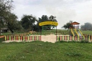 У селі Лички облаштували дитячий ігровий майданчик