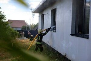 Біля Луцька горіла хата – її власник в лікарні