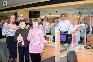 У ЦНАПі сьогодні продають кольорові шкарпетки