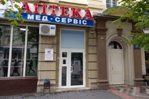 П'яна жінка уночі розгромила аптеку у Володимирі