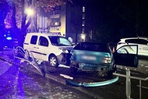 У Луцьку п'яний водій Toyota виїхав на «зустрічку» та врізався в паркан 