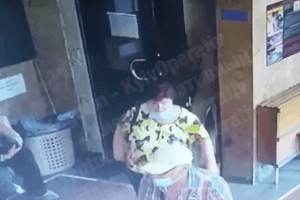 Жінки в лікарні вкрали гроші на операцію. Момент потрапив на відео