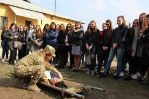 Рівненчанки опановували навички санінструкторів