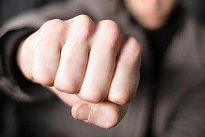 На Волині троє чоловіків уночі побили підлітка