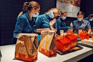 Сотні замовлень і величезна черга: як у Луцьку відкривали «МакДональдз» (Фоторепортаж)