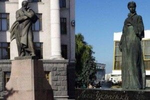 Чи мінятимуть місцями пам'ятники Шевченку і Лесі Українці у Луцьку