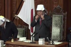 Депутатам японського парламенту видали шоломи на випадок землетрусу
