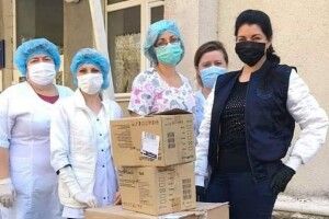 Школярі за зібрані гроші на випускний купили респіратори для лікарів