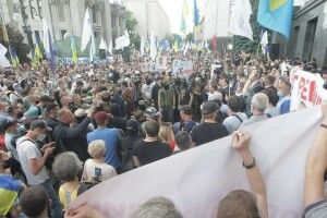 Тисячі прихильників Порошенка прийшли на Банкову передати Зеленському останнє попередження 