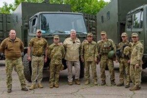 Бойовий шлях від ДАПу до Бахмута: Порошенко привіз десантникам 81-ї бригади комплект техніки