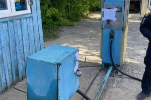На Рівненщині бензин розливали з бокса