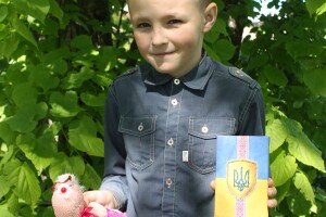 Юний троянівець захоплюється спортом, музикою, рибальством  і ...вишиває
