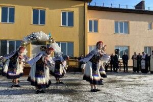 На Львівщині артистки на морозі в літніх сукнях танцювали перед чиновниками (Фото) 