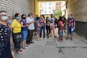 «Не хочемо, щоб під вікнами був балаган і справляли нужди», – лучани проти кафе в їхньому домі