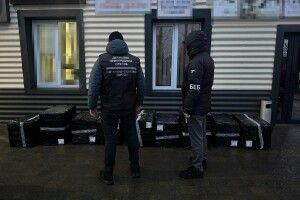 На Волині в автівці у чоловіка знайшли 9 ящиків контрабандних цигарок (Відео)