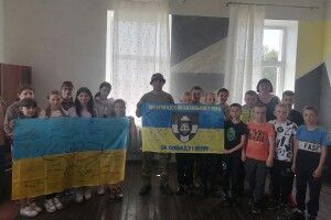 У клас до сина завітав волинський захисник з особливим подарунком 