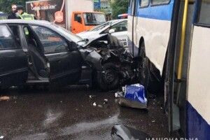У Рівному легковик протаранив тролейбус: 4 травмованих