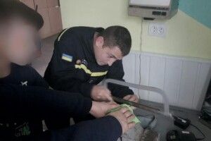 Дитина встромила пальця в сковорідку: діставали рятувальники (Фото)