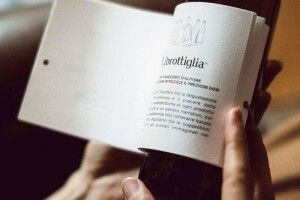 Це вино можна не тільки випити, але й... почитати