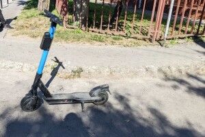 У Рівному підлітки на самокаті збили 6-річну дитину