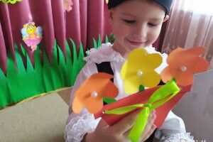 Дівчатка і хлопчики з огляду на 8 Березня вчаться шанувати мам і бабусь