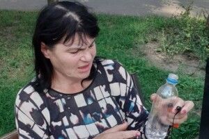 Жінка переслідувала та домагалася юнака в парку (Фото)