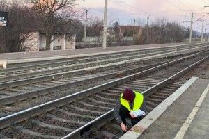 Передавав передачу в зону АТО: на Рівненщині поїзд відрізав чоловікові ноги