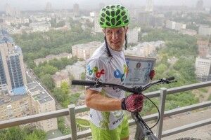 Поляк на ровері видерся на 35-й поверх київського хмарочоса (відео)