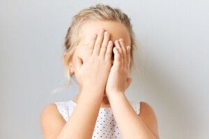 Чоловіка, який оголювався перед семикласницею на території школи у Луцьку, відправили під домашній арешт