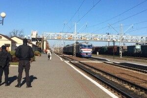 «Я з ними битися теж не можу»: у Луцьку двоє пасажирів без COVID-сертифікатів відмовилися вийти з вагона