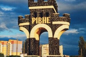 «Рівне стоїть рівно»: відомий український музикант і художник кумедно зобразив рідне місто після обстрілів (Фото)