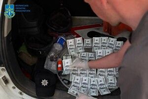 8 000 доларів США за переправлення у Молдову – на Волині судять поліцейського 