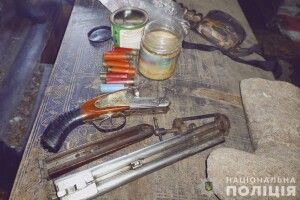 На Волині поліцейські у будинку дебошира знайшли зброю та боєприпаси 
