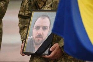 У Рівному навколішки прощалися із 30-річним стрільцем, який героїчно поліг за Україну (Фото)