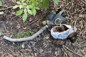 Людей закопували живцем: на Харківщині виявили катівню окупантів з доказами тортур (Фото, відео)