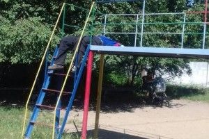 Рівнян налякав безхатько на дитячому майданчику