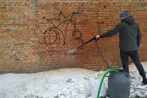 З мурів Луцького замку відмили написи вандалів (Фото)