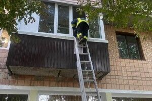 У Луцьку 2-річний малюк та 3-місячне немовля опинилися в пастці у квартирі