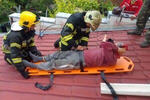 Бійцям ДСНС довелося рятувати дядька, який гепнувся з драбини на дах гаража