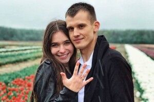 Шачанин заманив дівчину на тюльпанове поле і освідчився їй у коханні (фото)