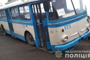 У Рівному недосвідчена водійка тролейбуса спричинила масштабну аварію (Фото)