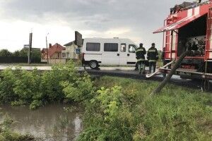 На Волині рятувальники допомагають відкачувати воду із підвалів