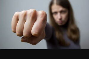 Жителька Волині за удар кулаком в обличчя матері отримала 128 годин громадських робіт