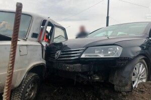 У Луцьку п’яний хлопець на викраденій машині протаранив паркан і врізався у припарковані авто  (Фото)