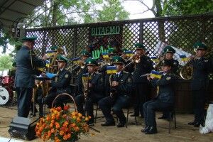 Казкові герої, вогняне шоу, пісенні вітання, подарунки і рибна юшка: у громаді на Волині відзначили день села (Фото)