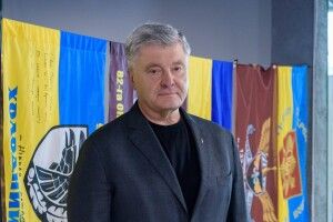 Порошенко показав фронтові прапори, подаровані бійцями: кожен наш день сьогодні — це День прапора України