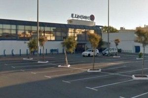 У Франції жінка з вигуками «Аллах Акбар!» напала з ножем на відвідувачів супермаркету 